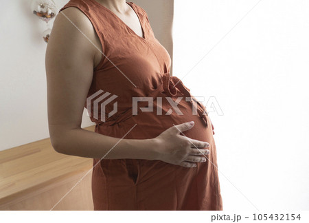 臨月の女性のお腹 臨月の女性のお腹 105432154