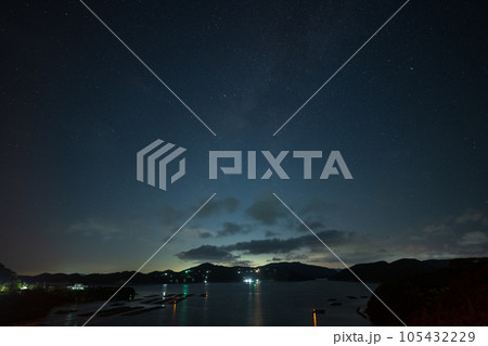 日本の岡山県備前市の頭島の美しい天の川 105432229