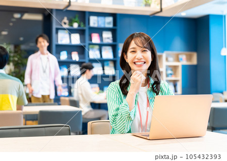 オフィスで働く若い女性のエンジニア 撮影協力:Creadisce(丸善雄松堂株式会社) オフィスで働く若い女性のエンジニア 撮影協力:Creadisce(丸善雄松堂株式会社) 105432393