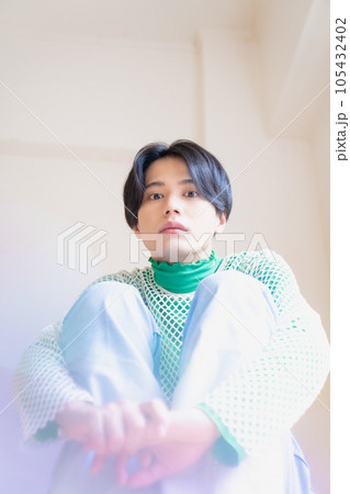 個性的な男の子のファッションポートレート 105432402