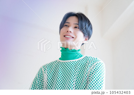 カメラ目線で微笑む男性 105432403