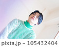 窓辺でくつろぐ若い男性 105432404