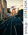 映画風　道路　交通　 105432406