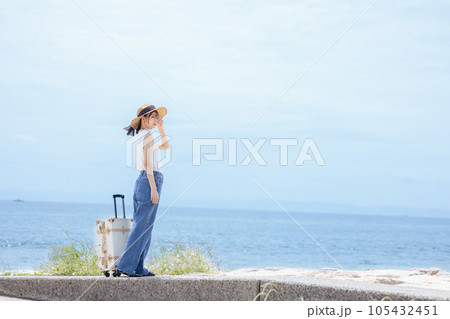 海を見つめる女性 105432451