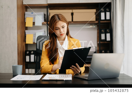 Asian businesswoman working in the office with working notepad, tablet and laptop documents 105432875