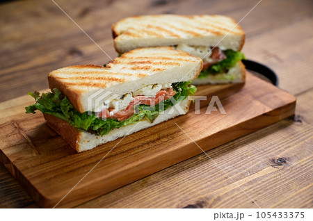 銀鮭のマリネのクリームチーズサンド 銀鮭のマリネのクリームチーズサンド 105433375