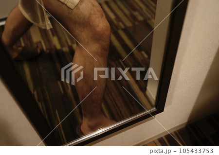 鏡で自分のすね毛を確認する日本人男性 鏡で自分のすね毛を確認する日本人男性 105433753