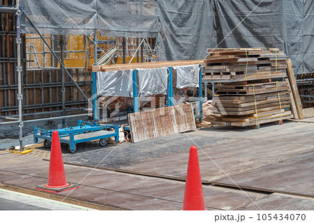 建設現場の型枠工事　型枠材の搬入 105434070