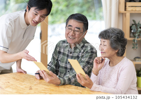 介護施設のレクリエーション風景　俳句　短歌　川柳 105434132
