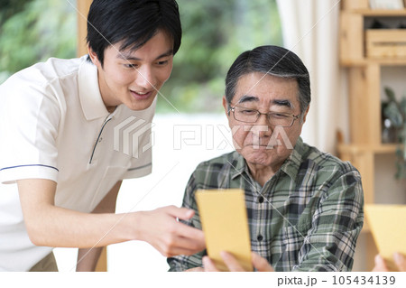 介護施設のレクリエーション風景　俳句　短歌　川柳 105434139