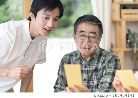 介護施設のレクリエーション風景 俳句 短歌 川柳 介護施設のレクリエーション風景 俳句 短歌 川柳 105434141