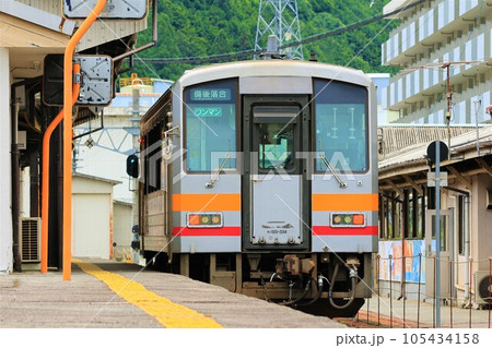 【JR西日本】キハ120形(芸備線:新見駅) 【JR西日本】キハ120形(芸備線:新見駅) 105434158