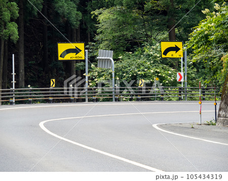 道路のカーブ。国道29号、鳥取県八頭郡若桜町内。 105434319