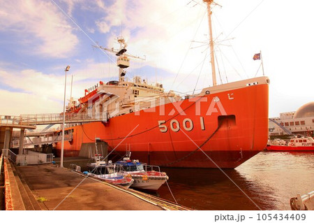 名古屋港から南極観測の歴史を今に伝える… 黄昏時の南極観測船ふじ 名古屋港から南極観測の歴史を今に伝える… 黄昏時の南極観測船ふじ 105434409