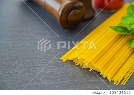 パスタ麺 スパゲッティ クローズアップ テーブルウエア撮影素材 105434619