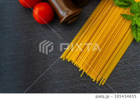 パスタ麺 スパゲッティ クローズアップ テーブルウエア撮影素材 パスタ麺 スパゲッティ クローズアップ テーブルウエア撮影素材 105434655