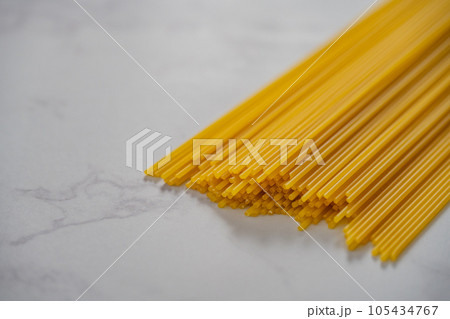 パスタ スパゲッティ麺  テーブルウエア クローズアップ撮影素材 105434767