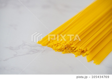 パスタ スパゲッティ麺 テーブルウエア クローズアップ撮影素材 パスタ スパゲッティ麺 テーブルウエア クローズアップ撮影素材 105434769