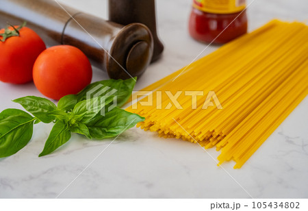 パスタ スパゲッティ麺 テーブルウエア クローズアップ撮影素材 パスタ スパゲッティ麺 テーブルウエア クローズアップ撮影素材 105434802