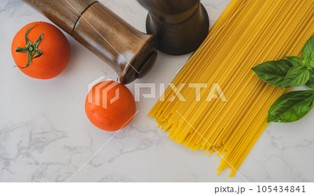 パスタ スパゲッティ麺  テーブルウエア クローズアップ撮影素材 105434841