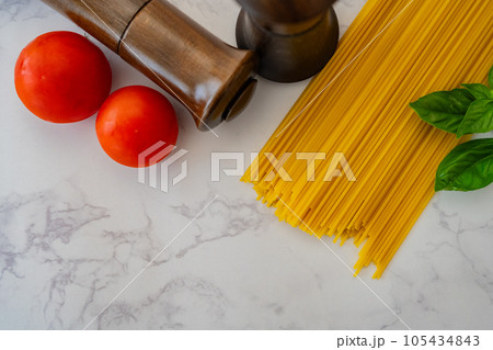 パスタ スパゲッティ麺  テーブルウエア クローズアップ撮影素材 105434843