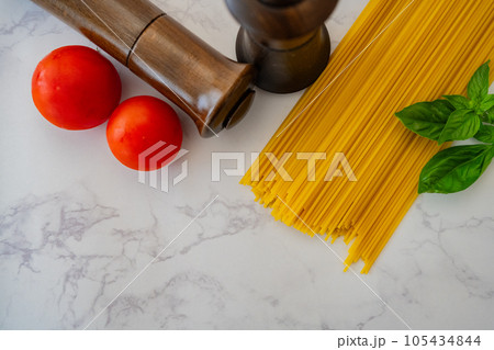 パスタ スパゲッティ麺  テーブルウエア クローズアップ撮影素材 105434844