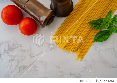 パスタ スパゲッティ麺  テーブルウエア クローズアップ撮影素材 105434848