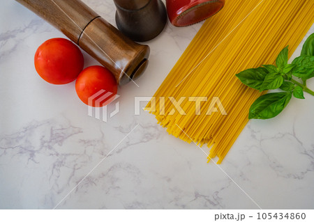 パスタ スパゲッティ麺  テーブルウエア クローズアップ撮影素材 105434860
