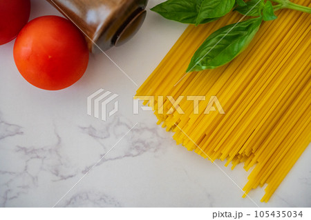 パスタ 麺 スパゲッティ 白背景テーブルウエア俯瞰撮影素材 パスタ 麺 スパゲッティ 白背景テーブルウエア俯瞰撮影素材 105435034