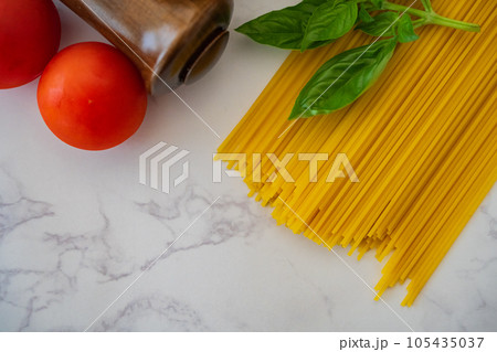 パスタ 麺 スパゲッティ 白背景テーブルウエア俯瞰撮影素材 パスタ 麺 スパゲッティ 白背景テーブルウエア俯瞰撮影素材 105435037