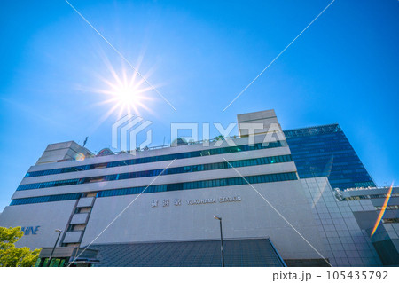 日本の横浜都市景観 真夏…炎暑、猛烈な暑さ…照りつける太陽光…横浜駅（東口）などを望む＝7月26日 105435792