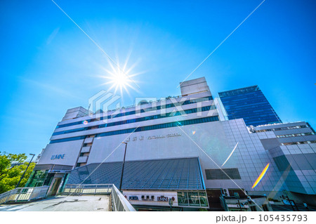 日本の横浜都市景観 真夏…炎暑、猛烈な暑さ…照りつける太陽光…横浜駅（東口）などを望む＝7月26日 105435793