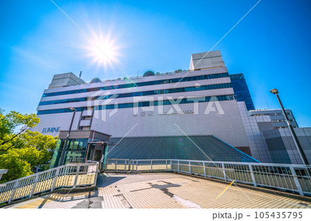 日本の横浜都市景観 真夏…炎暑、猛烈な暑さ…照りつける太陽光…横浜駅（東口）などを望む＝7月26日 105435795