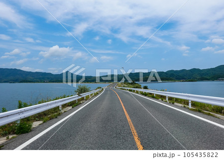 中海と宍道湖の湖岸を走る島根県道338号のドライブ風景（島根県松江市） 105435822