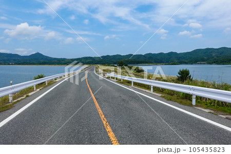 中海と宍道湖の湖岸を走る島根県道338号のドライブ風景(島根県松江市) 中海と宍道湖の湖岸を走る島根県道338号のドライブ風景(島根県松江市) 105435823