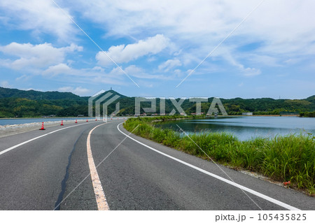 中海と宍道湖の湖岸を走る島根県道338号のドライブ風景（島根県松江市） 105435825