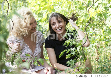 woman in a garden 105435902