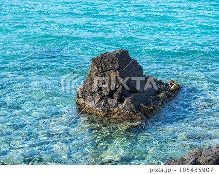 岩と透明な美しい海。夏(7月)の穏やかな日本海の海岸。 105435907