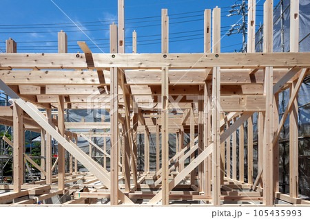 建設途中の木造建築 105435993