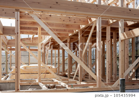 建設途中の木造建築 105435994