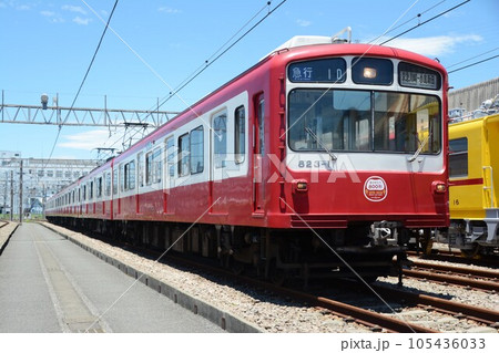 車両基地に停車する京浜急行電鉄800形（大師線表示） 105436033