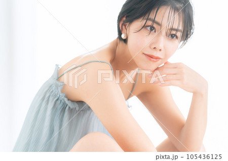 スキンケアをする若い女性 スキンケアをする若い女性 105436125