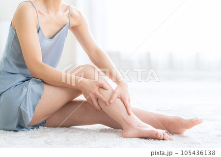脚をスキンケアをする若い女性のボディパーツ 脚をスキンケアをする若い女性のボディパーツ 105436138