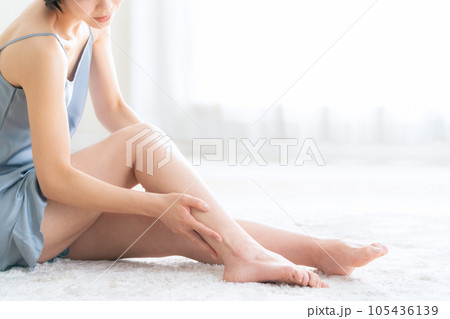 脚をスキンケアをする若い女性のボディパーツ 105436139
