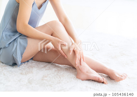 脚をスキンケアをする若い女性のボディパーツ 105436140