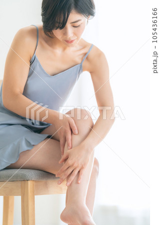 脚をスキンケアをする若い女性 105436166