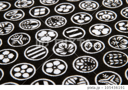 家紋が入った日本手拭い 105436191