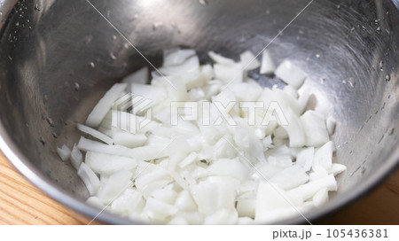 タマネギのみじん切りをスチールボールに入れたところ タマネギのみじん切りをスチールボールに入れたところ 105436381