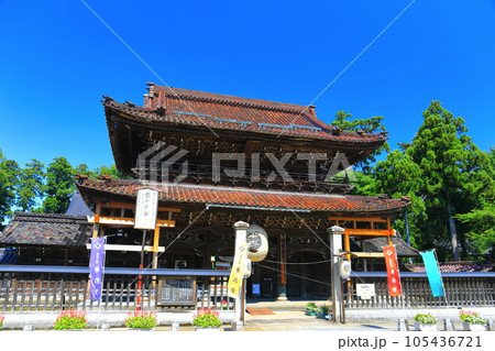 【富山県】快晴の城端別院善徳寺の山門 105436721