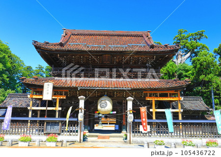 【富山県】快晴の城端別院善徳寺の山門 105436722